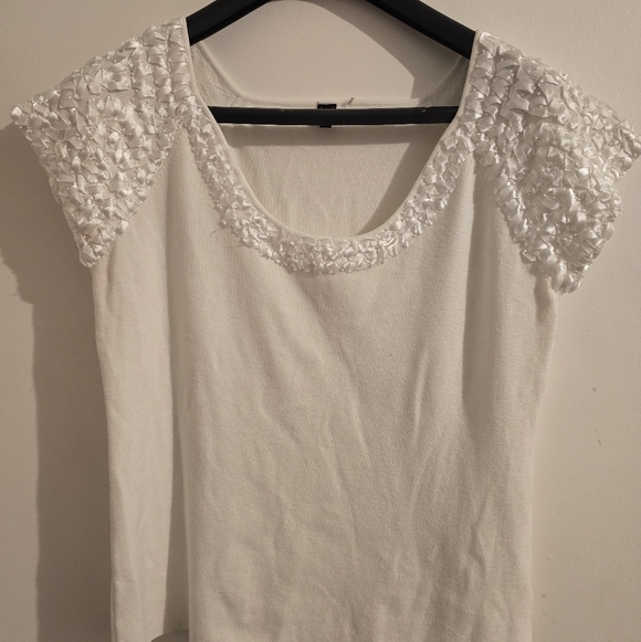 Chic White Ruffled Sleeve Ribbed Blouse - Picture 2 of 5